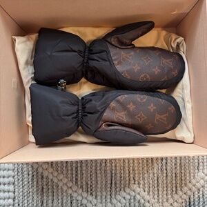 NEW RARE Louis Vuitton Black and Brown Classic Monogram Winter Gloves Mittens